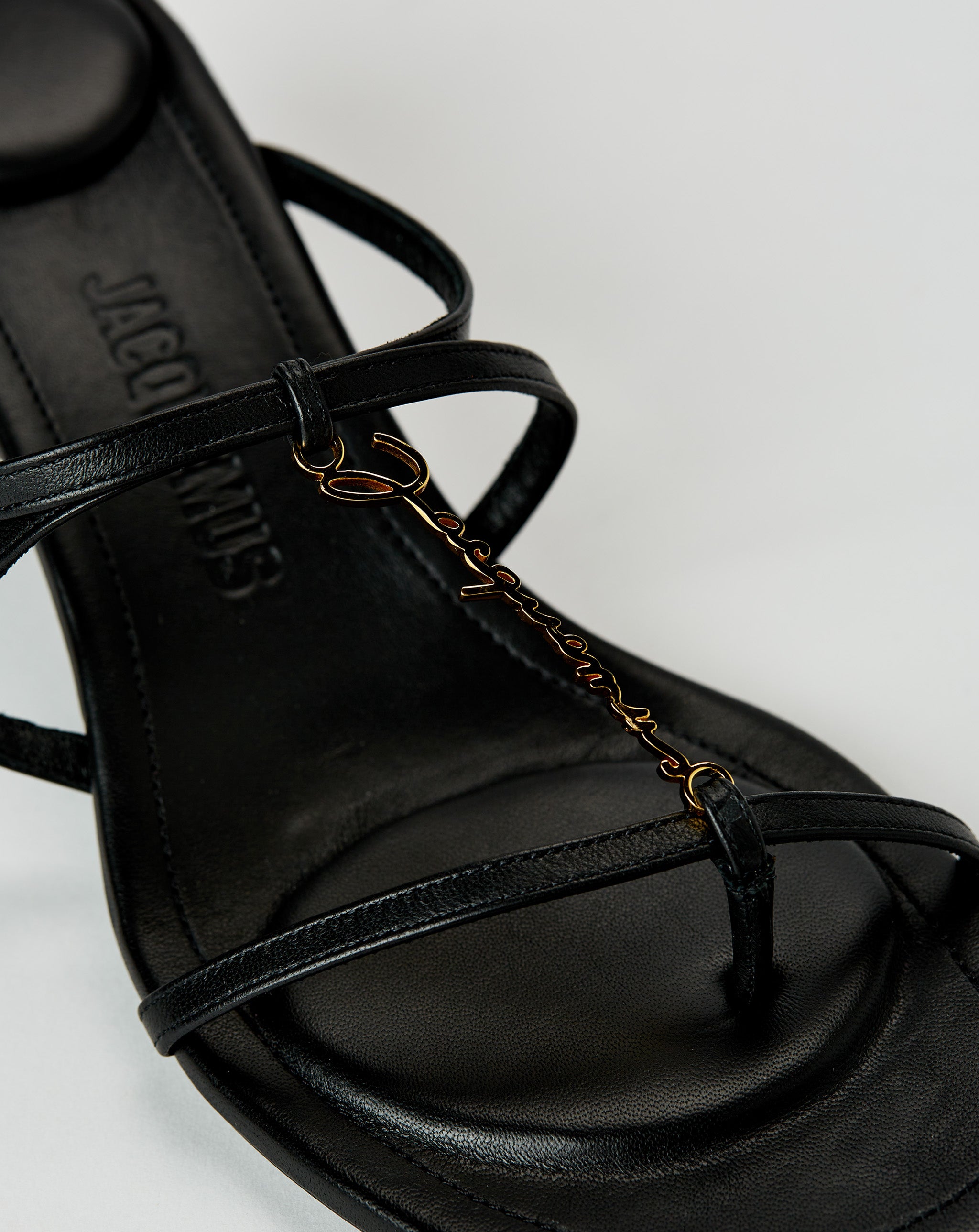 Pralu Sandal