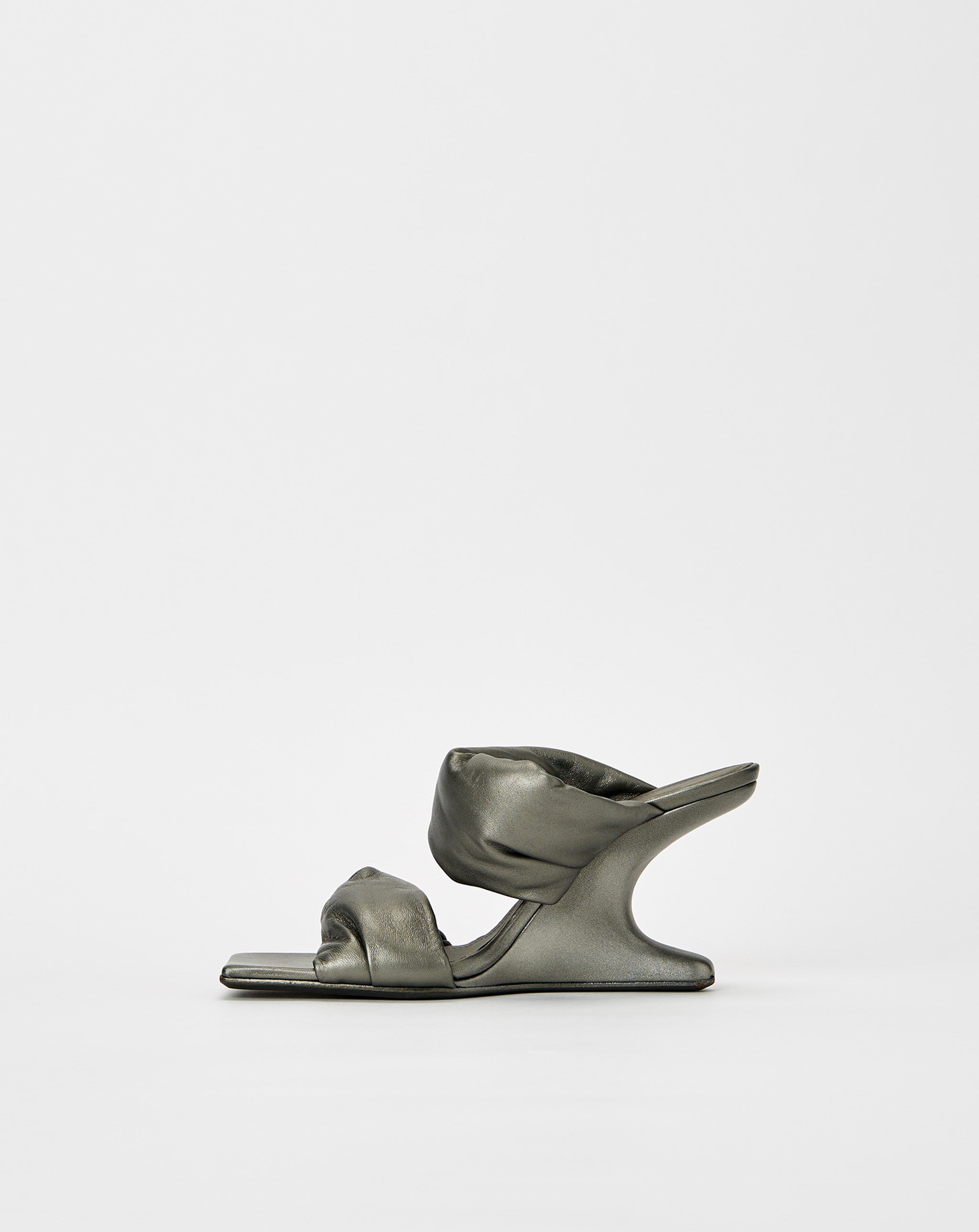 Cantilever 8 Twisted Sandal
