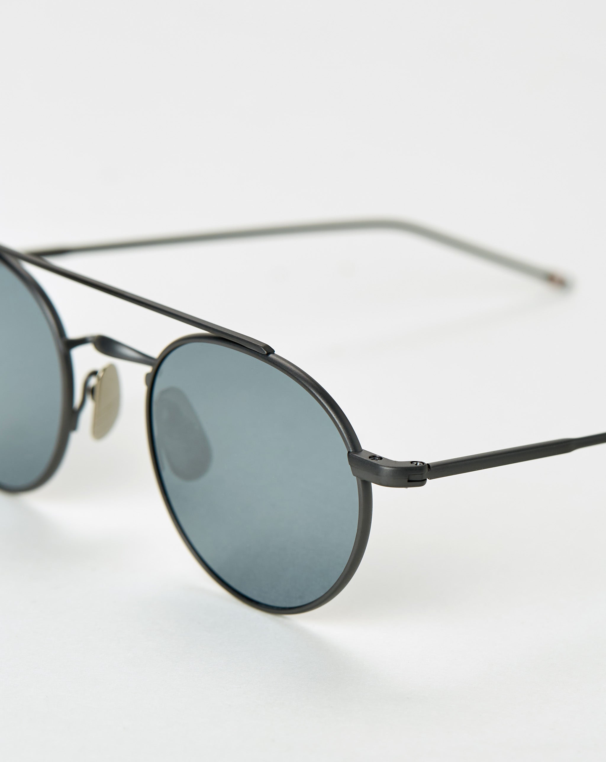 Oval Sunglasses In Titanium