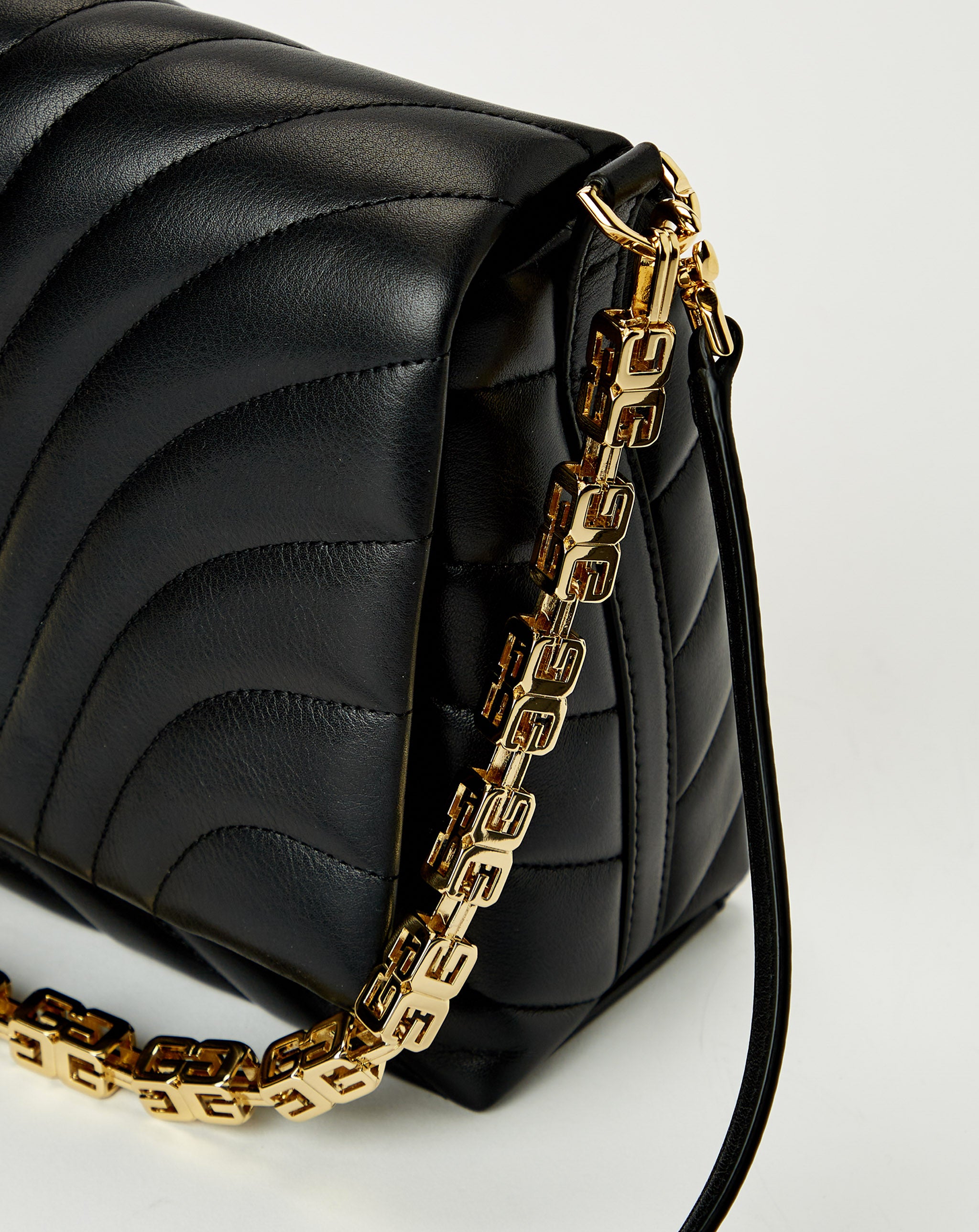 4G Soft Medium Shoulder Bag W/Chain
