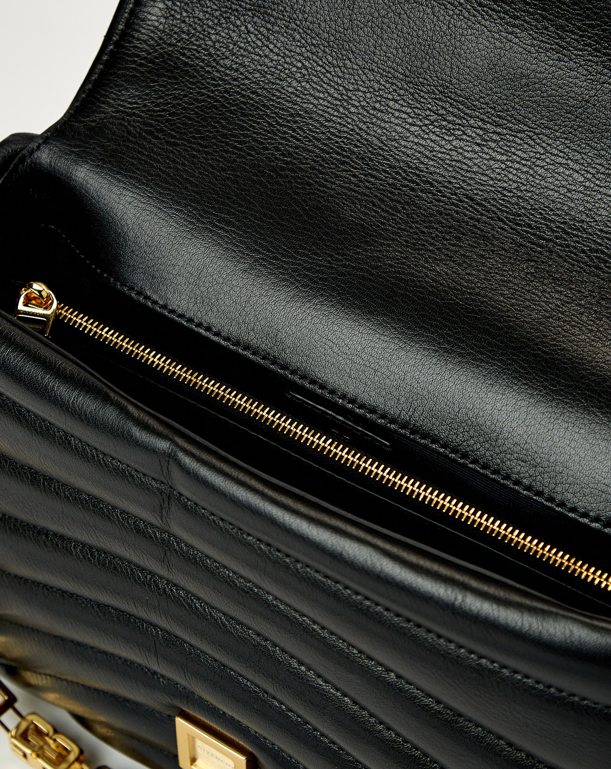 4G Soft Medium Shoulder Bag W/Chain