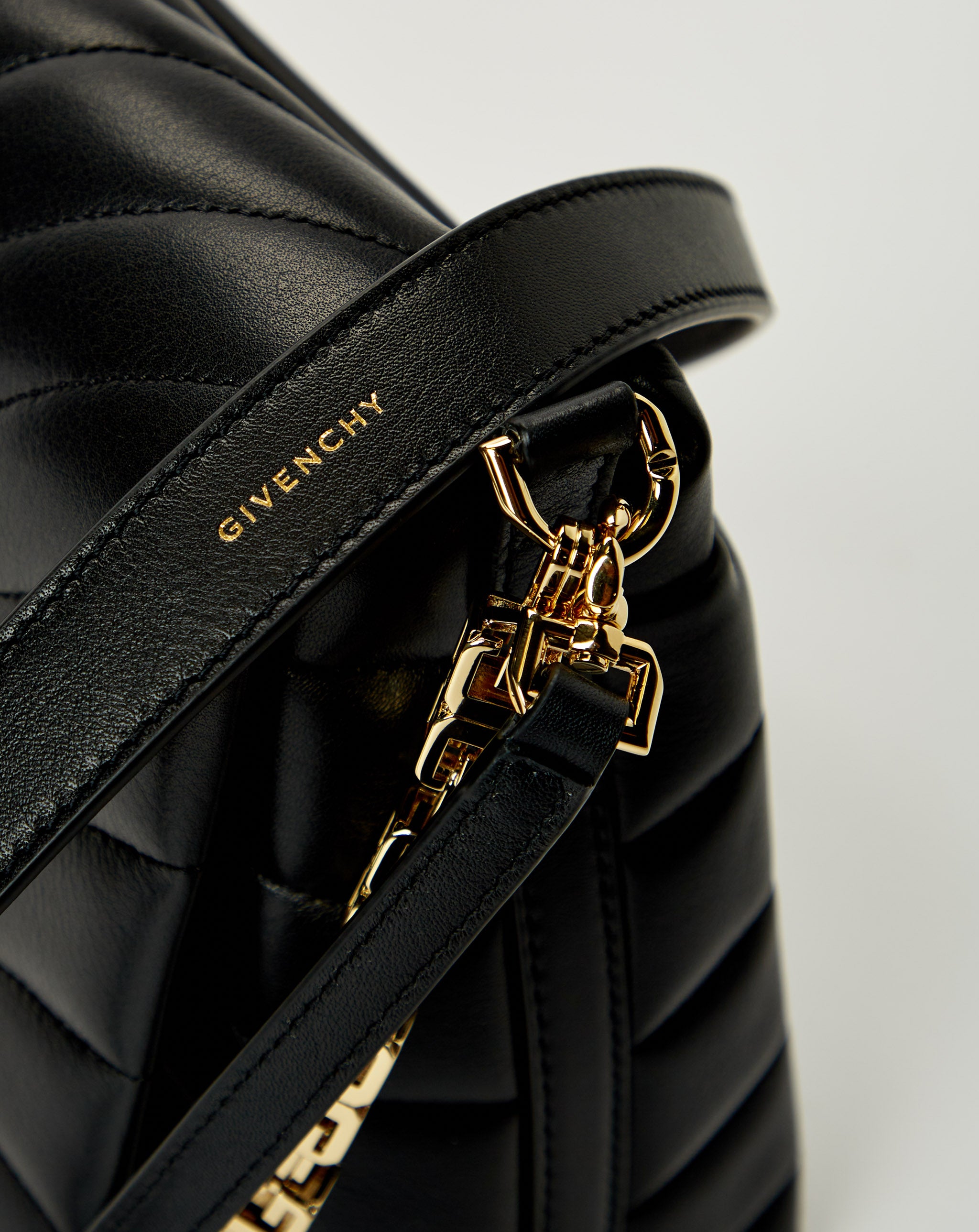 4G Soft Medium Shoulder Bag W/Chain