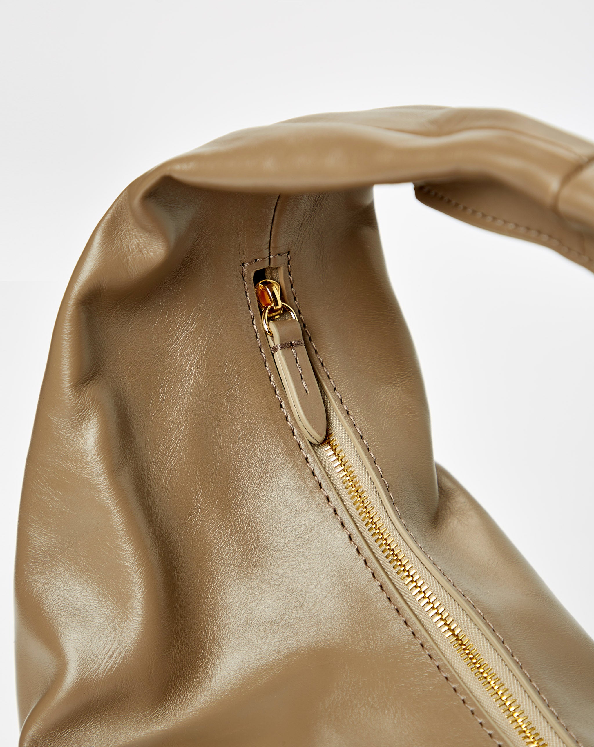 Olivia Hobo Medium
